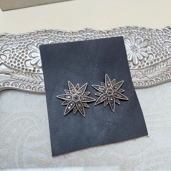 STAR FLOWER SHAPED SILVER & GUNMETAL TONE EARRINGS WITH MARCASITE STONES NIB - Picture 8 of 8